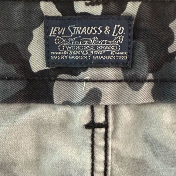 Levi Strauss Gray Camo Shorts - Men’s US 44W - Picture 6 of 10